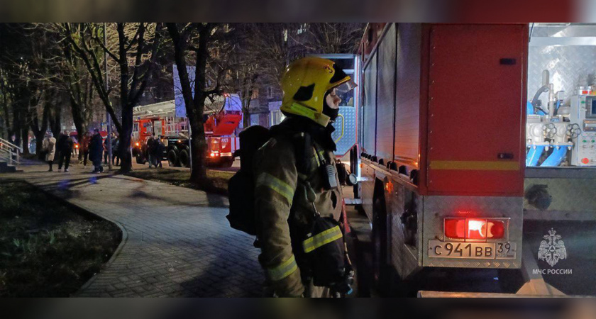 Эвакуировали 14 человек: в МЧС рассказали о разрушительных последствиях пожара на Пролетарской в Калининграде