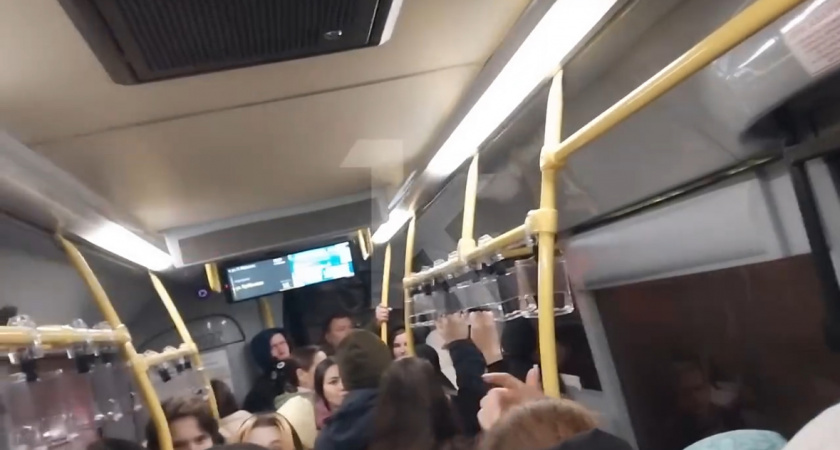 В переполненном городском автобусе в Калининграде мать умудрилась потерять ребенка 