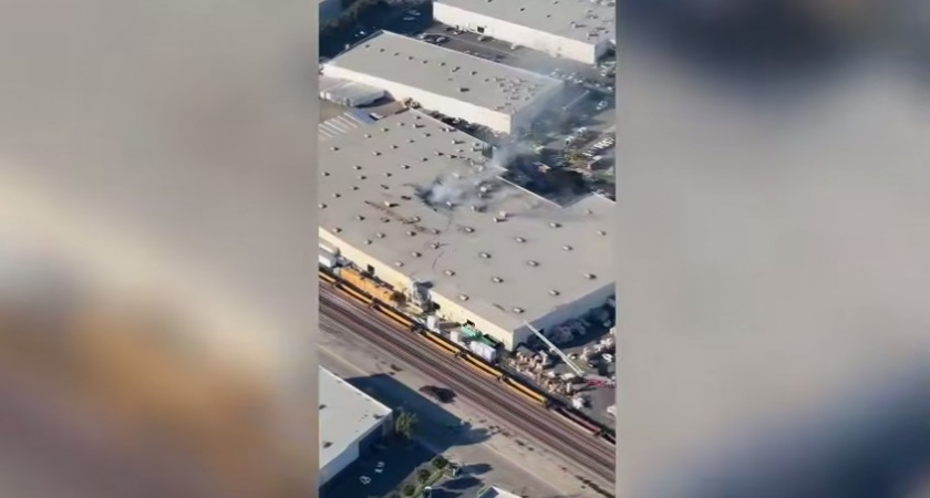 Год начался с авиакатастрофы: горящий самолет рухнул на коммерческий склад в Калифорнии