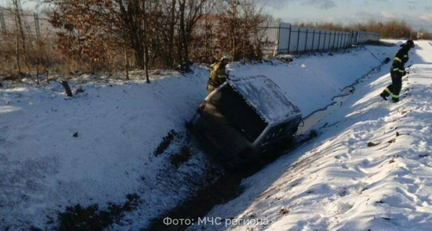 Шок в Гурьевском районе: микроавтобус сорвался с дороги в канаву, водитель спасён пожарными