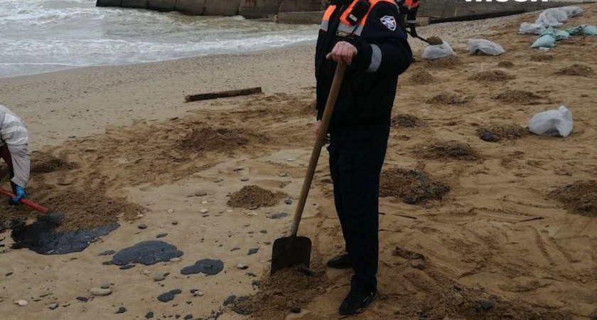 Мазут добрался до элитных домов в Крыму: нужна помощь для спасения побережья