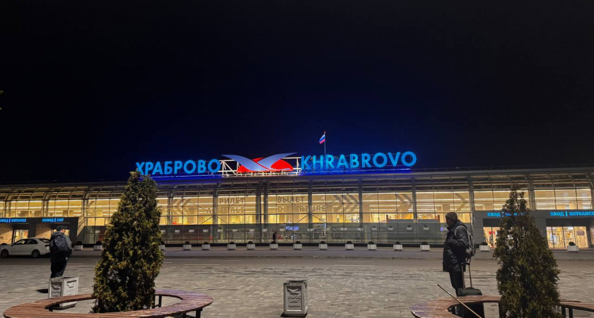 Ажиотаж в аэропорту Храброво: пассажиры сидели на полу и возмущались из-за задержек рейсов