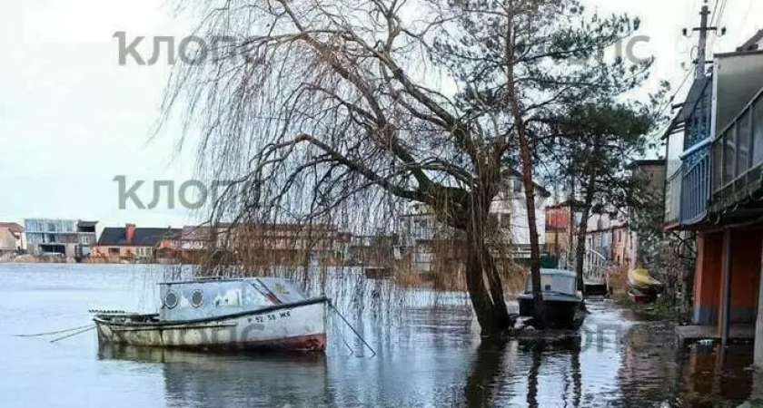 Мощные потопы в Калининграде: жители бьют тревогу из-за воды, затопившей улицы и дома