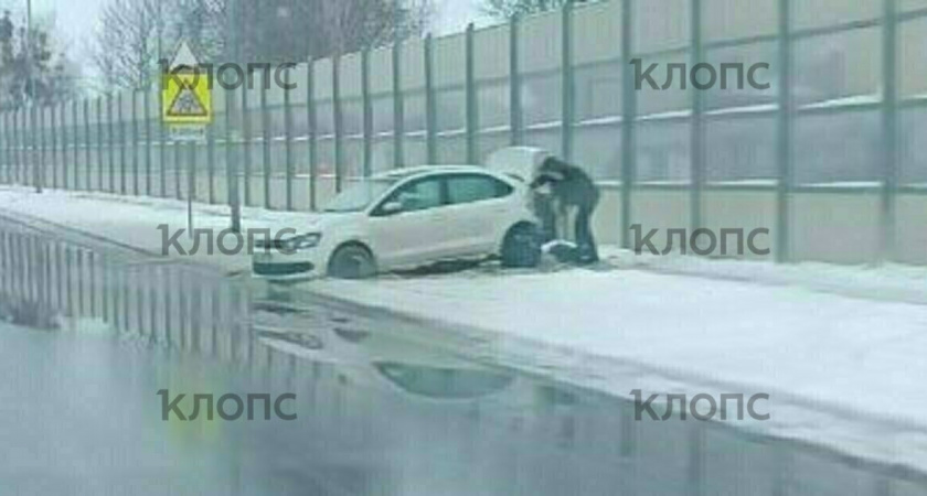 На мокрой дороге в Калининграде Volkswagen врезался в отбойник: что произошло