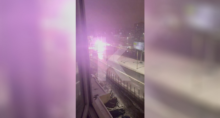 Искры летели во все стороны: на Московском проспекте замкнуло троллейбусные провода. Страшные кадры с места