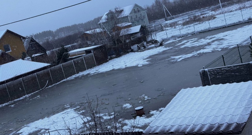 До дома теперь только вплавь :оттепель обернулась потопом в посёлках  области 