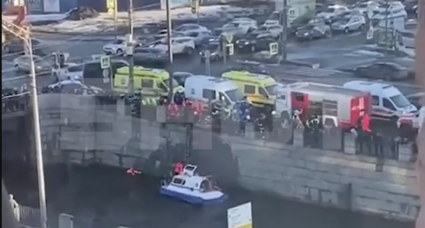 Второе авто в реке за сутки: в Петербурге снова случилась авария с падением в воду