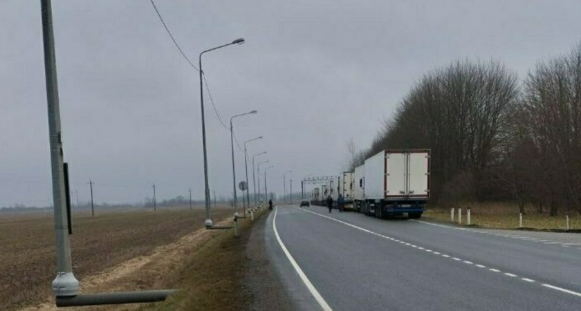 Дальнобойщики на границе: сутки в очереди без туалета и условий для жизни