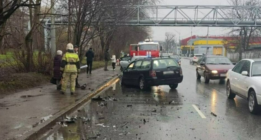 Дорожный инцидент в Калининграде: машина на тротуаре и двое пострадавших, включая ребёнка