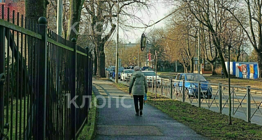 Опасность над головой: почему на проспекте Победы висит металлический ящик