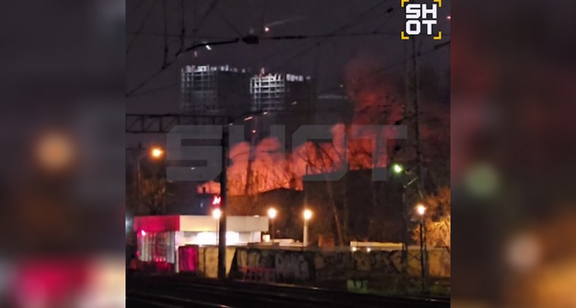 На место уже прибыл пожарный поезд: прямо сейчас на северо-западе Москвы полыхает огромное здание