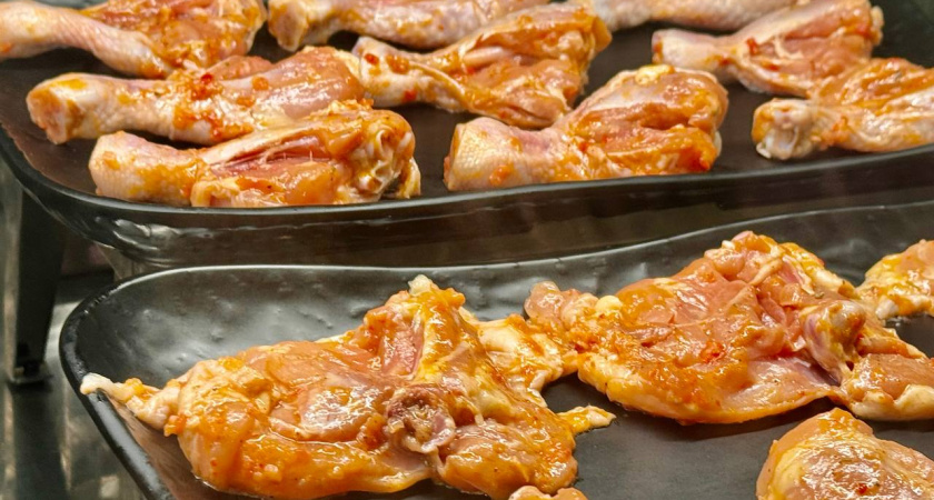 Почему нельзя мыть мясо перед готовкой: ошибка, которая может привести к опасной инфекции