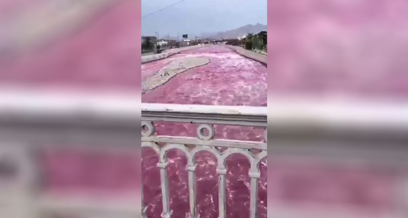 Вода стала розовой: что произошло с священной рекой инков в столице Перу