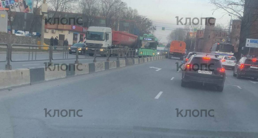 На Московском проспекте в Калининграде мощное ДТП: грузовик смял троллейбус и легковушку