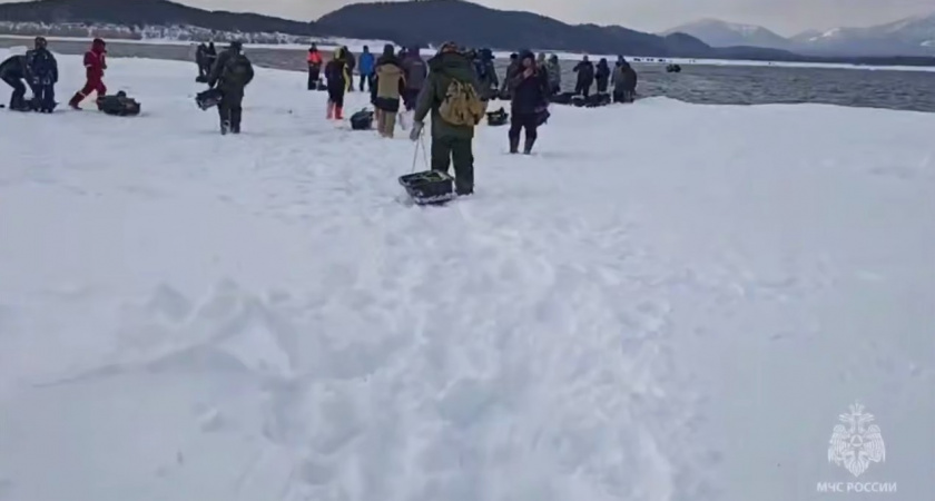 300 человек в смертельной ловушке на Сахалине: гигантская льдина откололась в океан — счет идет на минуты