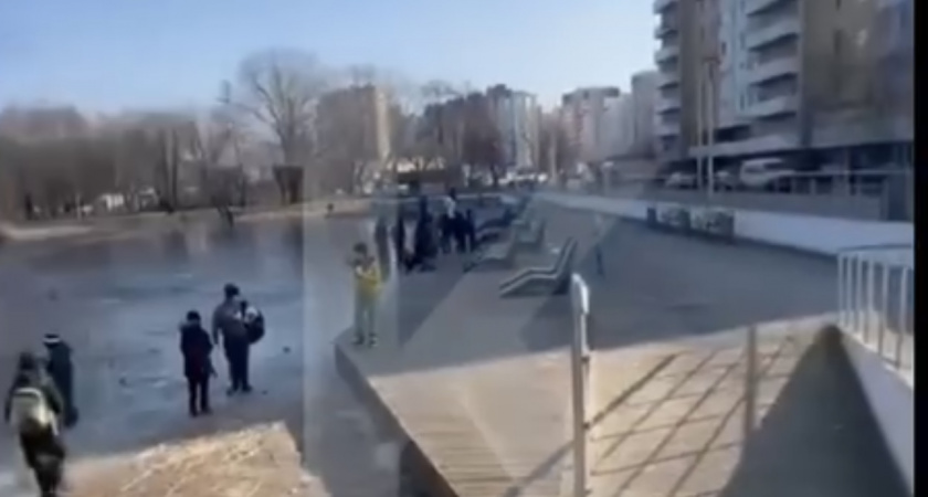 Взрослые молча смотрят, как дети выходят на тонкий лёд Летнего озера – до беды один шаг