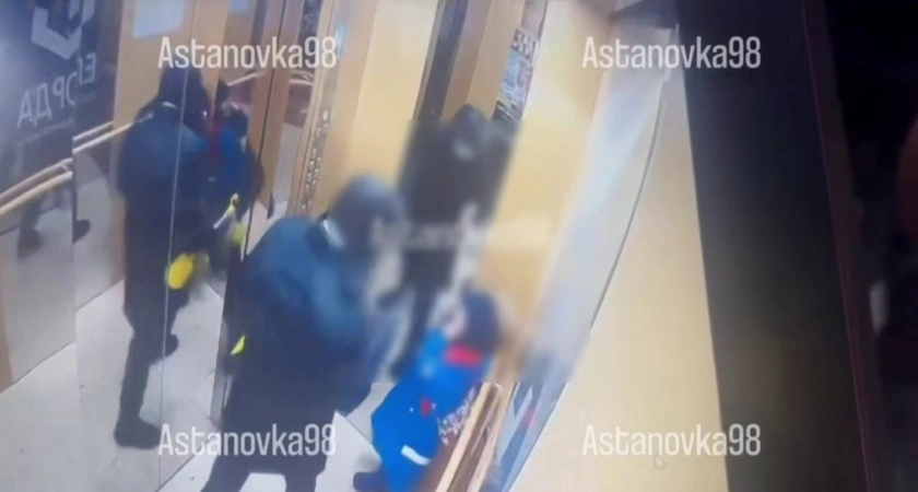Фото к статье: 15 секунд ужаса: 5-летний мальчик чудом выжил после нападения психопата с ножом в лифте — мать раскрыла страшную правду