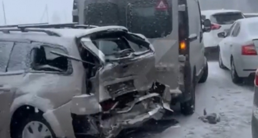 Авария на Приморском кольце: на месте работают пять бригад скорой помощи