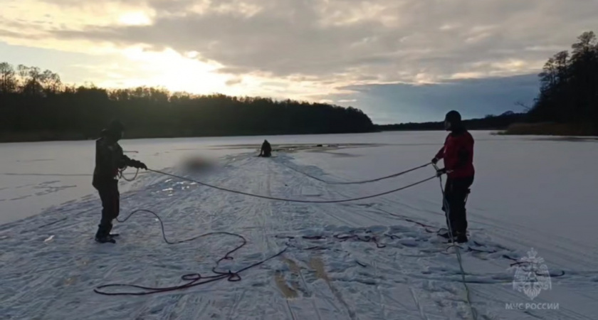 Трагедия на озере: два рыбака провалились под лёд вместе с техникой 