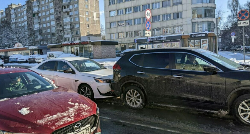 «Не удержал дистанцию»: в Калининграде седан Kaiyi въехал в кроссовер Nissan на скользкой дороге