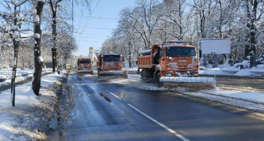 Дворники и спецтехника убирают город без остановки: уже использовано 1400 тонн реагентов