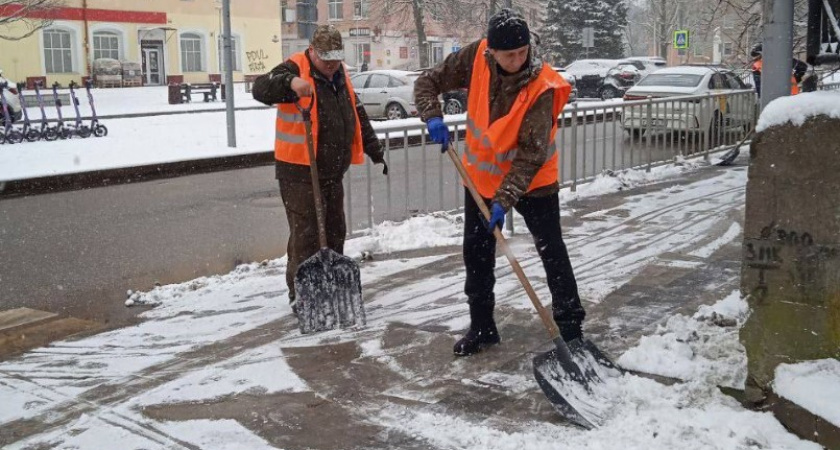 Администрация Калининграда: почему снег на тротуарах в городе специально превращают в «кашу»