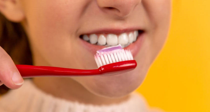 Стоит сущие копейки и отлично отбеливает: в Роскачестве назвали лучшую марку зубной пасты