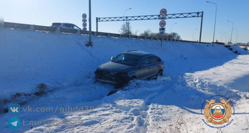 В Гурьевском районе автомобиль столкнулся с ограждением и перевернулся: подробности ДТП 