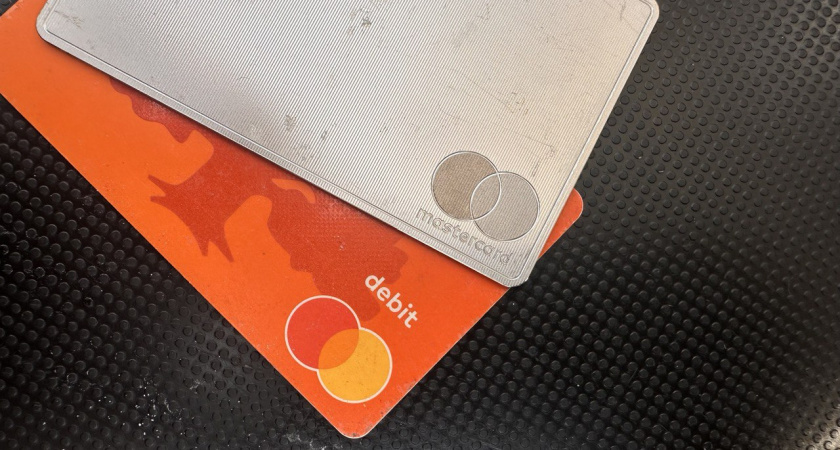 Новая схема обмана: мошенники рассылают СМС о разблокировке карт Visa и Mastercard