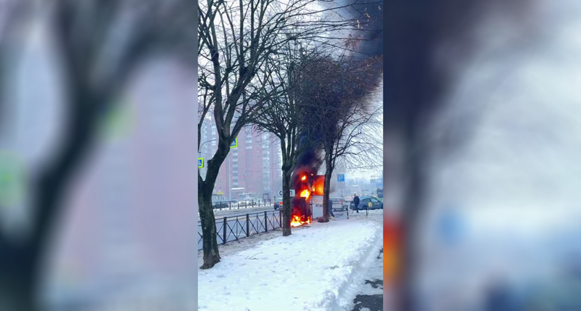 Утро началось с пожара: прямо сейчас на Московском проспекте в Калининграде полыхает светофор. Подробности