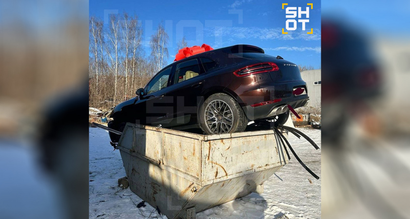 Деньги — не проблема: роскошный Porsche с бантом оказался на помойке в Подмосковье из-за капризной девушки