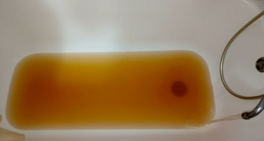 «Оранжевая жижа» вместо чистой воды: жители Нового Голубева жалуются на коммунальную проблему