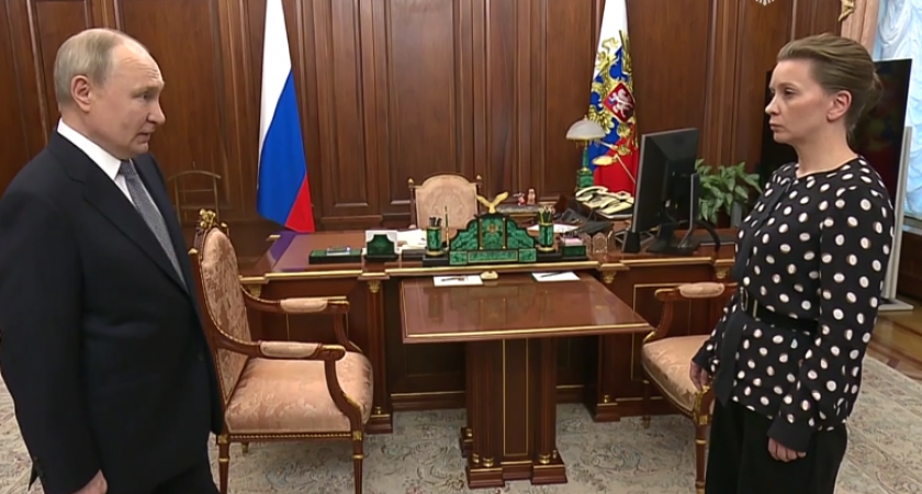 «Золотая звезда» для героя: Владимир Путин наградил калининградскую вдову за подвиг её мужа