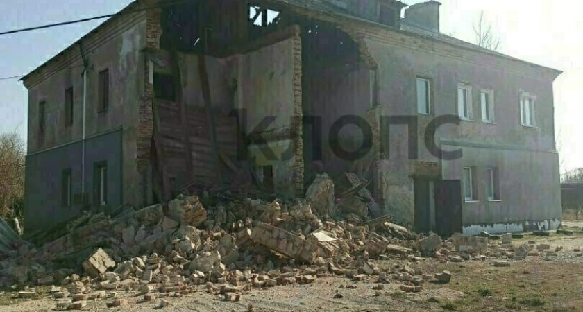 Ночью обрушился аварийный дом в Константиновке: жильцы в панике покидают квартиры