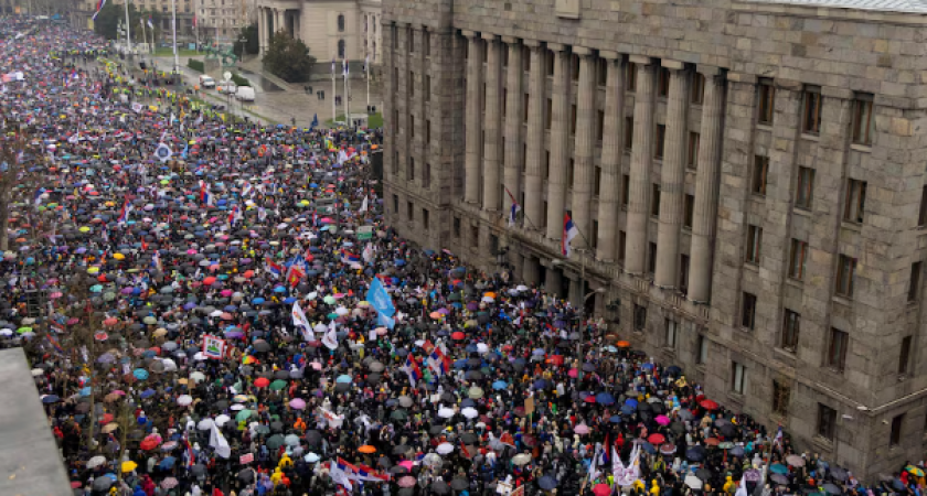 Белград в огне протестов: десятки тысяч вышли против Вучича