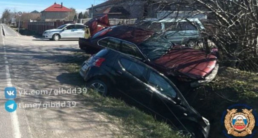 Фото к статье: Не поделили дорогу и съехали в кювет: в Гвардейском районе произошло ДТП 