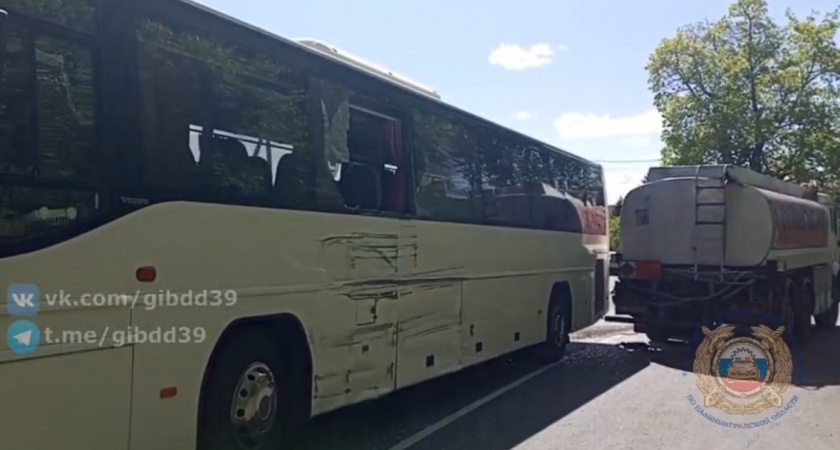 В Приморске Калининградской области водитель автобуса выехал на встречку и столкнулся с грузовиком