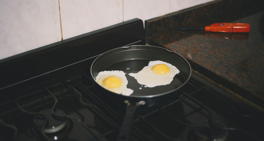 Яичница по ГОСТу за 3 минуты: 2 яйца и 10 граммов масла — секретный вкус из детства, который удивит всех