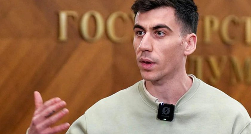 «Русские — наши братья»: блогер-депутат из Кипра съездил в Москву на 9 Мая. Теперь у него проблемы