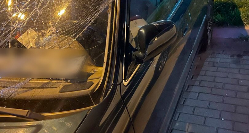 Пьяный дебош у подъезда: в Калининграде мужчина избил бывшую жену и устроил погром её машины из-за ревности и алкоголя