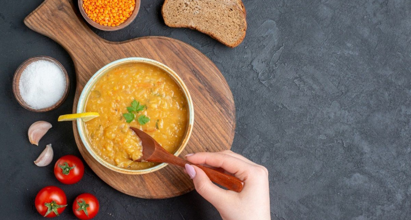 Колотый горох и 6 ложек сливок: как приготовить вкуснейшую гороховую кашу, которая исчезает со стола быстрее блинов