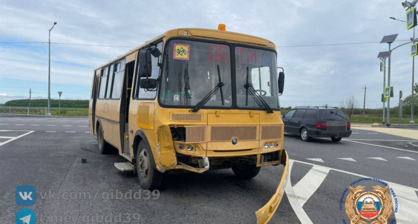 ДТП со школьным автобусом в Нестеровском районе: водитель вез 28 детей и не уступил иномарке на перекрестке