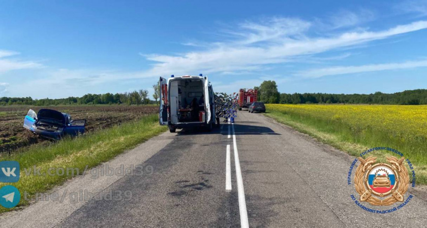 Под Калининградом легковой автомобиль вылетел в кювет: трое человек оказались в больнице