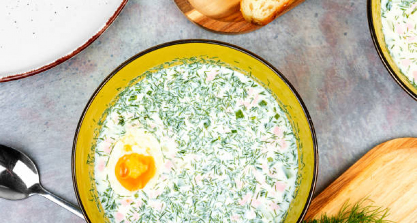 Холодный суп, который удивит: томатная окрошка на кефире — лёгкий вкус лета, от которого невозможно оторваться