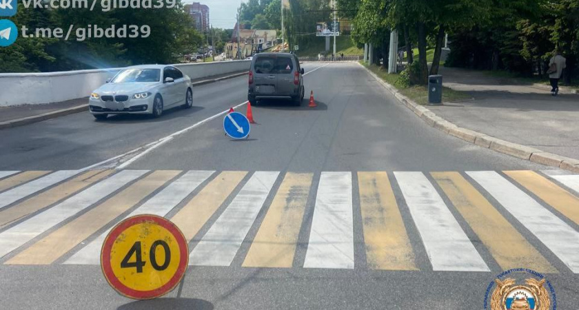 Две 16-летние девушки пострадали в ДТП в центре Калининграда: электросамокат врезался в легковушку на пешеходном переходе