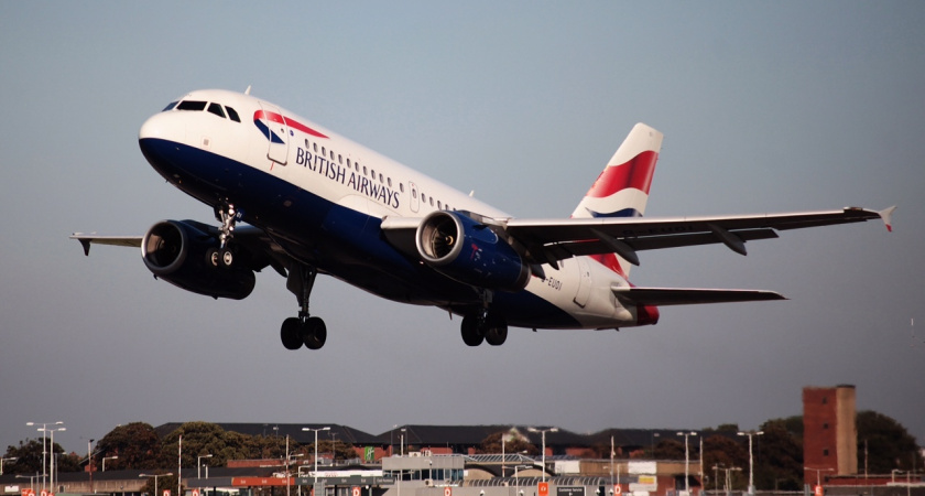 Голый танец на высоте 10 тысяч метров: на рейсе British Airways вспыхнул скандал