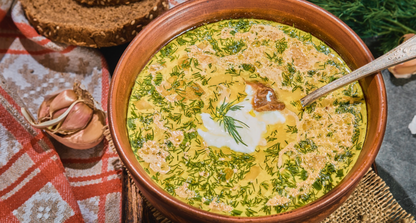 Самый вкусный и быстрый летний суп за 30 минут: рецепт с молодой зеленью и ароматной копченостью
