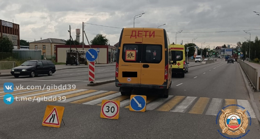 В Гурьевске произошло серьезное ДТП на пешеходном переходе с участием школьного автобуса