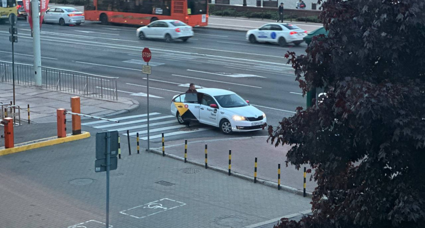 Высадил под проливным дождем: в Калининграде таксист выкинул  девушку из такси из-за двойного заказа
