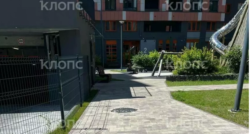 Молодой мужчина пытался попасть на балкон высотки и упал с крыши — трагедия в Калининграде
